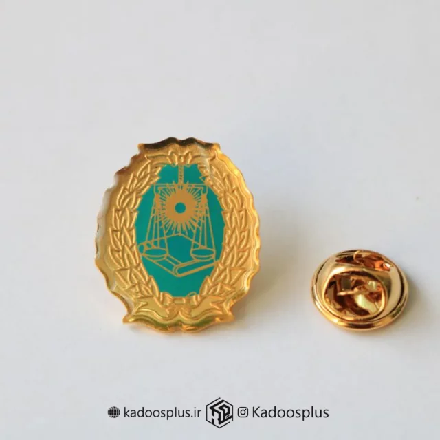 بج سینه طلایی فیروزه ای کانون وکلای دادگستری
