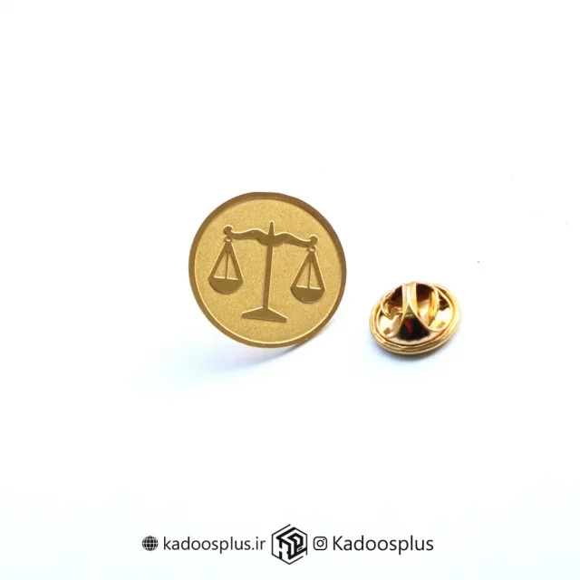 بج سینه دایره ای ترازوی عدالت طلایی