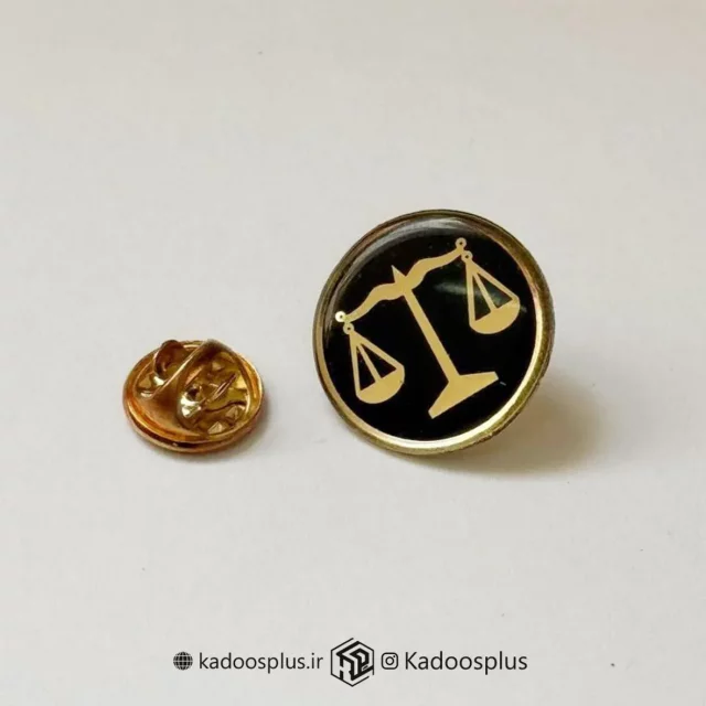 بج سینه دایره ای ترازوی عدالت مشکی با روکش پلی استر