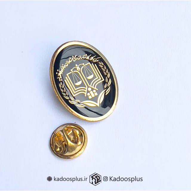 بج سینه بیضی مرکز  وکلا مشکی با حکاکی طلایی