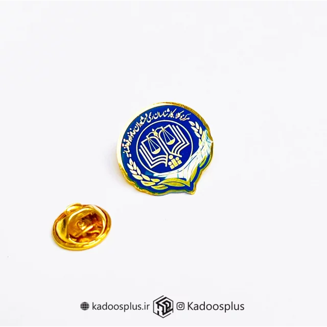 بج سینه دایره ای مرکز  وکلا سرمهای با حکاکی طلایی و روکش پلی استر