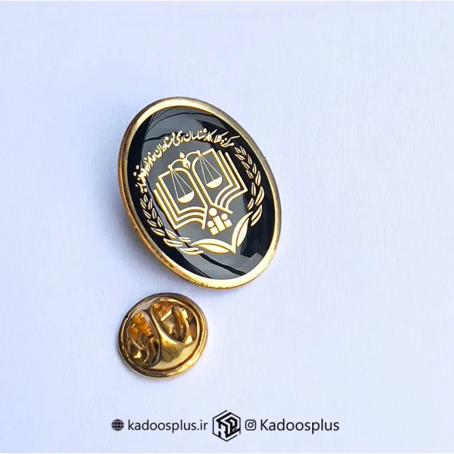 بج سینه بیضی مرکز  وکلا مشکی با حکاکی طلایی براق