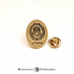 بج سینه طلایی با حکاکی مشکی خط دار کانون وکلای دادگستری