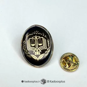 بج سینه بیضی مرکز  وکلا مشکی با حکاکی طلایی براق