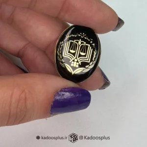 بج سینه بیضی مرکز  وکلا مشکی با حکاکی طلایی براق