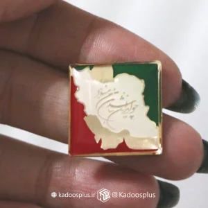 بج سینه مربعی نقشه ایران با پرچم سه رنگ و حکاکی شعر