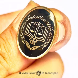 بج سینه بیضی مرکز  وکلا مشکی با حکاکی طلایی