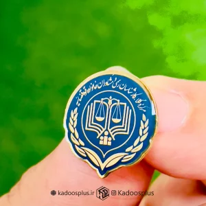 بج سینه دایره ای مرکز  وکلا سرمهای با حکاکی طلایی و روکش پلی استر