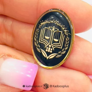 بج سینه بیضی مرکز  وکلا مشکی با حکاکی طلایی
