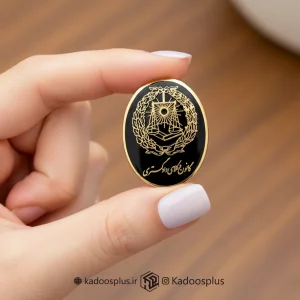 بج سینه مشکی با حکاکی طلایی کانون وکلای دادگستری با روکش پلی استر