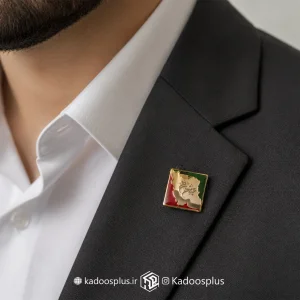 بج سینه نقشه ایران با پرچم سه رنگ و حکاکی شعر