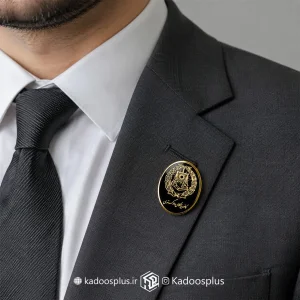 بج سینه کانون وکلای دادگستری مشکی با حکاکی طلایی با روکش پلی استر