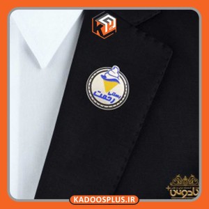 بج سینه نقره ای با طرح و سه رنگ اختصاصی