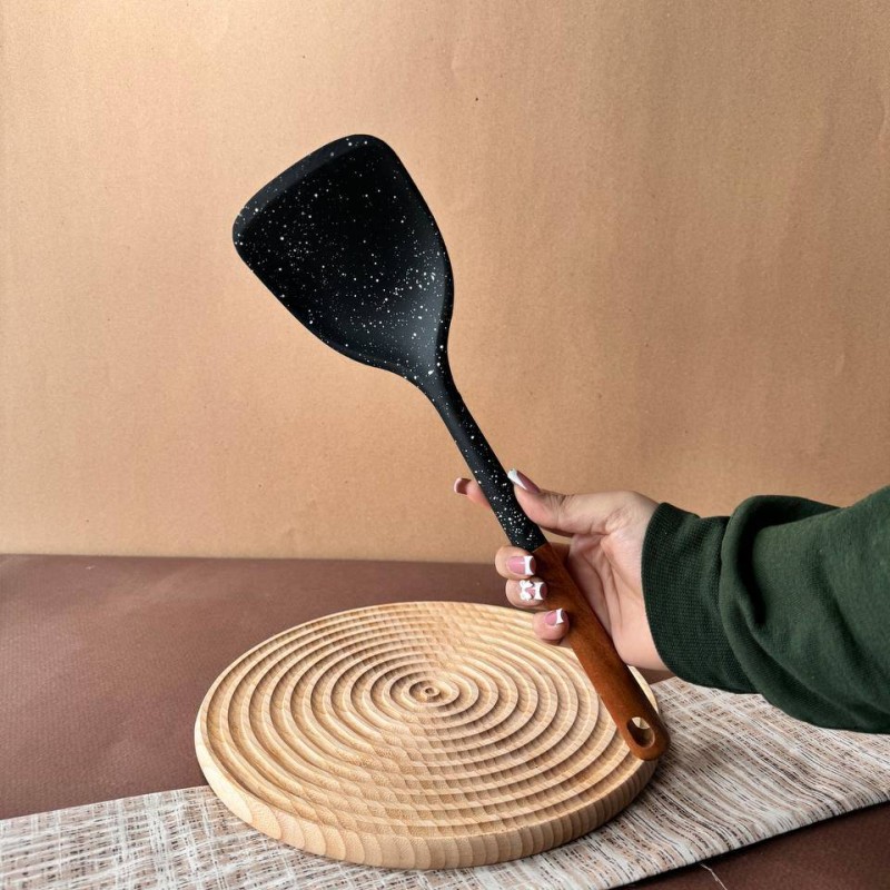 کفگیر سیلیکونی مدل دسته چوبی