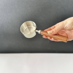 پیمانه دسته چوبی نقره ای