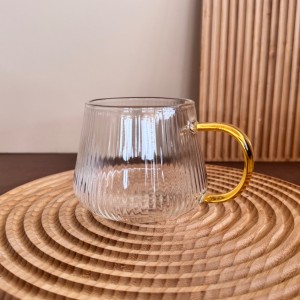 لیوان پیرکس طرح شیاردار دسته طلایی 500 میل