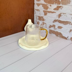 لیوان پیرکس طرح شیاردار دسته طلایی 450 میل