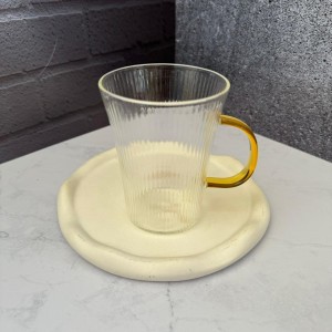 لیوان طرح شیاردار دسته طلایی 350 میل