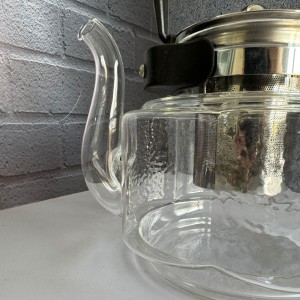 قوری و استکان پیرکس همراه با استند بامبو