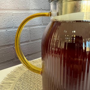 پارچ پیرکس دسته طلایی درب استیل