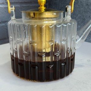 قوری پیرکس صافی دار دسته و درب طلایی همراه با نگهدارنده چوبی