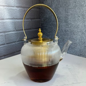 قوری پیرکس طرح درب گمبدی طلایی صافی دار  دسته استیل طلایی 1100میل