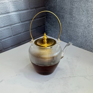 قوری پیرکس طرح درب گمبدی طلایی صافی دار  دسته استیل طلایی 1100میل