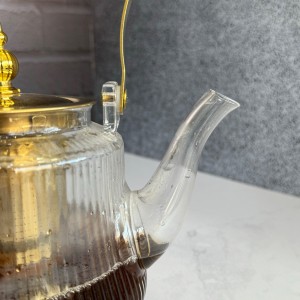 قوری پیرکس درب استیل طلایی صافی دار