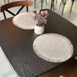 زیر بشقاب حصیری