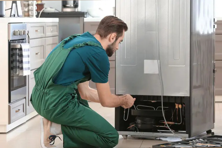 بررسی ۱۲ علت اصلی خاموش نشدن موتور یخچال