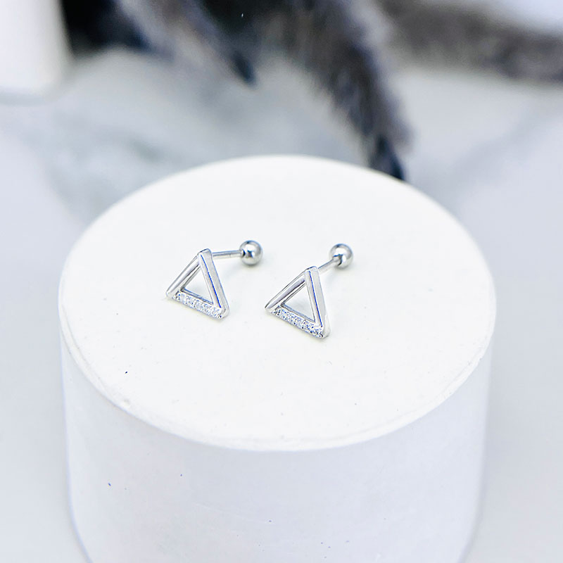 پیرسینگ نقره گوش مدل مثلث