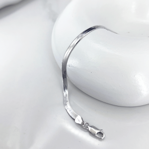 نمای درخشنده دستبند نقره هرینگبون