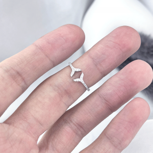 انگشتر نقره دم وال داخل انگشت