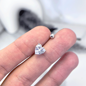 نمای روبروی قلبی شکل پیرسینگ نقره ناف