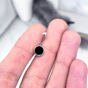 نمای روبروی پیرسینگ ناف نقره