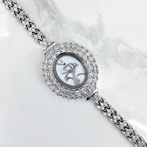 صفحه سفید با طراحی درخت