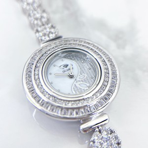 نمای نزدیک صفحه ساعت نقره زنانه ایتالیایی