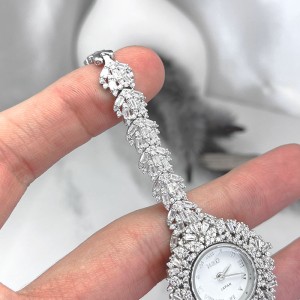 نگین باگت و اتم مخراج شده در بند ساعت نقره