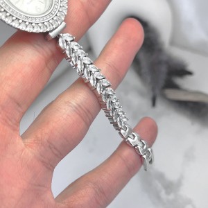 بافت نرم و راحت ساعت نقره مجلسی زنانه