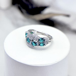 نمای متفاوت انگشتر نقره مار طرح جواهر