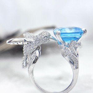 نمای نزدیک مرغ مگس خوار انگشتر نقره زنانه