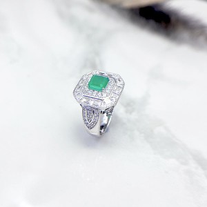 انگشتر نقره طرح زمرد زنانه