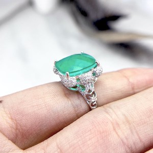 انگشتر زنانه طرح زمرد مربع