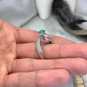 نمای داخل دست انگشتر نقره زنانه زمرد