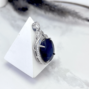 نمای سمت چپ گردنبند نقره زنانه یاقوت کبود