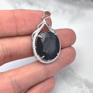 نمای سنگ تیره یاقوت زنانه