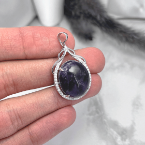 نمای رنگ سنگ اصل آمیتیس روی رکاب مدال نقره