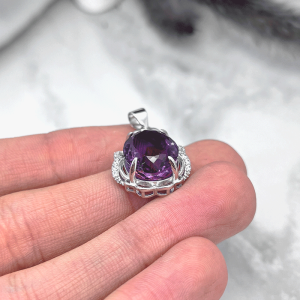 نمای پایین گردنبند نقره مدال آمیتیس