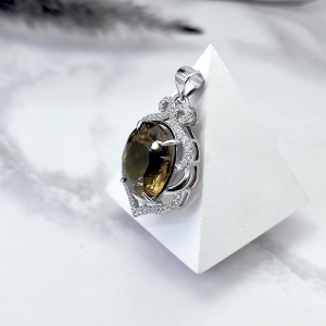 مدال نقره نگین دارد الکساندریت