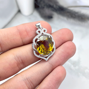 رنگ جذاب سنگ الکساندری در نور شب